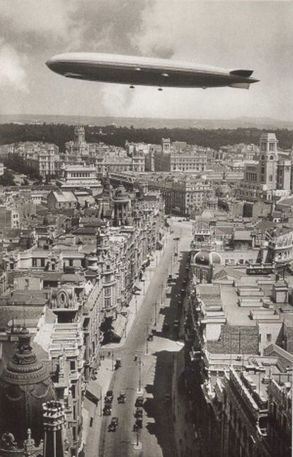 Foto de un zepelín sobre la Gran Vía, que publicó el blog Historias Matritenses.