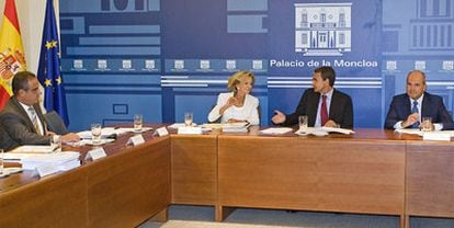 Rodríguez Zapatero, en el centro, conversa con la ministra Salgado, junto a Corbacho (izquierda) y Chaves, ayer durante la reunión de la comisión delegada.
