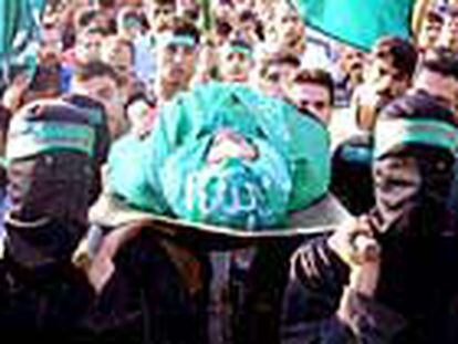 Activistas de Hamás cargan el cadáver de Abdel Raiman Hamad, dirigente de este grupo fundamentalista, durante su funeral.