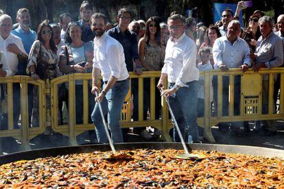 Pablo Casado y el presidente del PP en Aragón, Luis María Beamonte, junto a la paella preparada para el día del afiliado en Zaragoza.