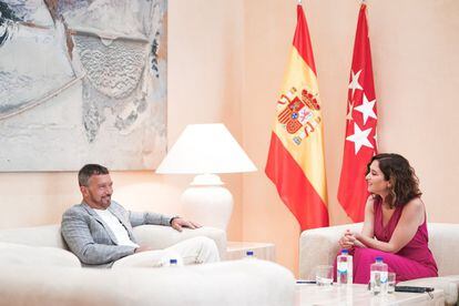 La presidenta de la Comunidad de Madrid recibió al actor en la Real Casa de Correos para abordar diferentes proyectos culturales. Al encuentro también asistió la consejera de Cultura,  Turismo y Deporte, Marta Rivera de la Cruz.
