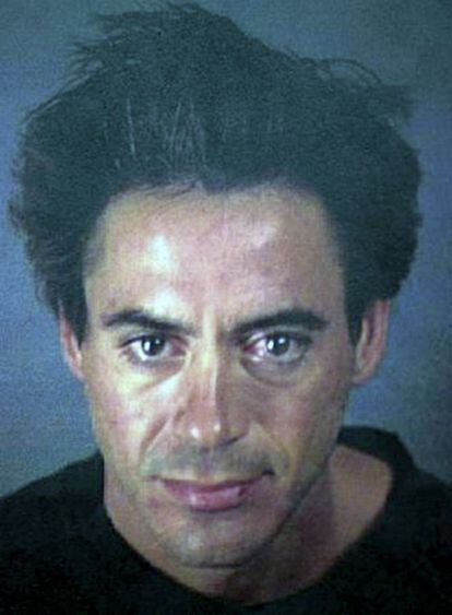 Hoy ya recuperado de sus adicciones, el actor Robert Downey Jr. quedó fichado por la policía cuando en el año 2000 fue arrestado en un hotel de Palm Springs (California) por posesión de drogas.