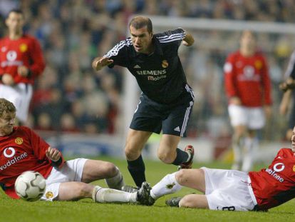 Zidane sortea a Sojskaer y Butt en un duelo de 2003 en Old Trafford.