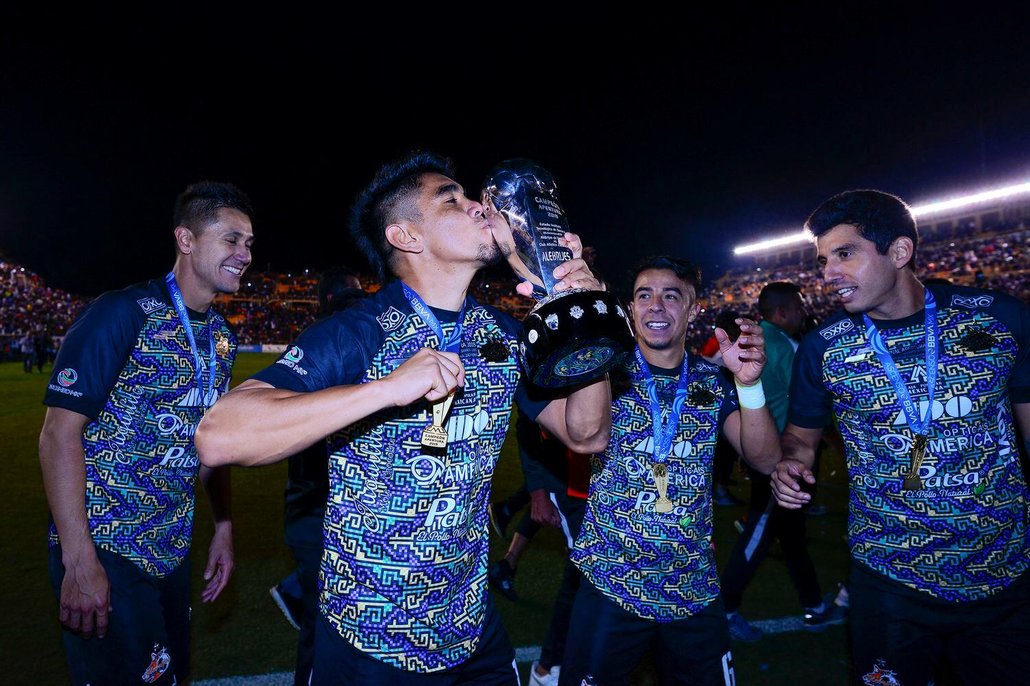 Los futbolistas del club Alebrijes de Oaxaca celebran el último campeonato de la Segunda División en México.