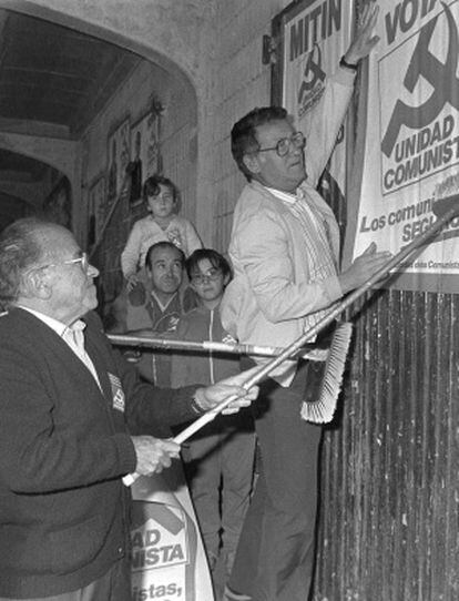 Carrillo y Julián Ariza en 1986 haciendo propaganda.