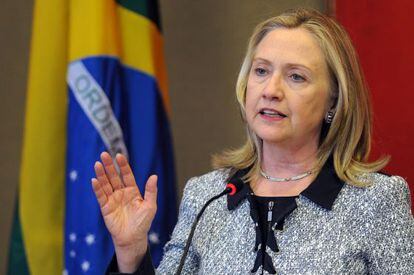 La secretaria de Estado de EE UU, Hillary Clinton, durante la conferencia de prensa este lunes.
