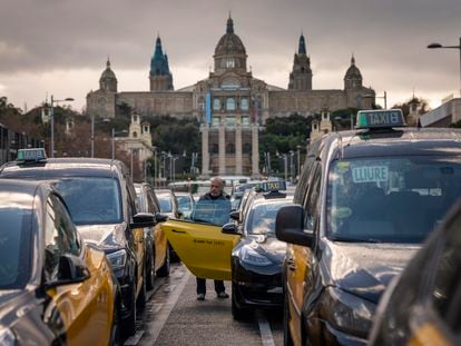 Concentración de taxistas en la avenida Maria Cristina de Barcelona, este martes.