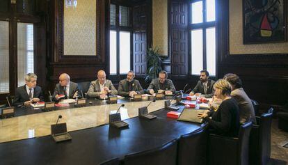 Reunión de la Mesa del Parlament presidida por Roger Torrent y Josep Costa a su derecha.