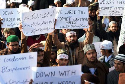 Manifestación este jueves en la ciudad paquistaní de Lahore contra las caricaturas de Mahoma publicadas en el último número de 'Charlie Hebdo'.