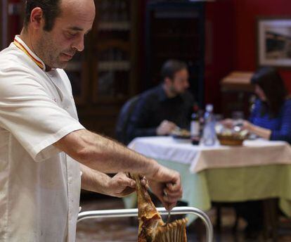 Marco Antonio Garc&iacute;a, preparando un asado para servirlo en su restaurante Mannix.
