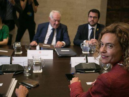 En primer plano, la ministra de Política Territorial, Meritxell Batet. Al fondo, de izquierda a derecha los consejeros Elsa Artadi, Ernest Maragall y Pere Aragones. En vídeo, declaraciones de la ministra de Política Territorial, Meritxell Batet.