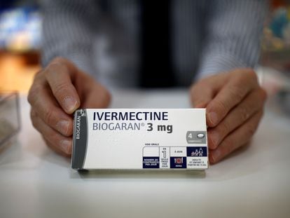 Una caja de ivermectina, el medicamento para animales que se ha agotado debido a un bulo que afirma que cura la covid-19.