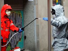 Un bombero de Barcelona desinfecta a un compañero tras salir de la residencia de religiosas del Colegio Sant Josep, donde hay varios casos de Covid-19.