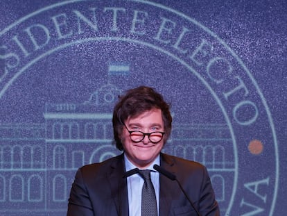 El presidente electo de Argentina, Javier Milei, ofrece un discurso tras conocer los resultados que le dieron como ganador, el 19 de noviembre.