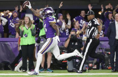 El receptor Stefon Diggs captura el balón durante contra Saints.