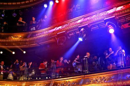 Ambiente de la sala en la que se celebra el homenaje al conjunto de Liverpool.