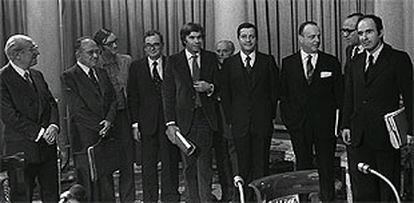 Firma de los Pactos de La Moncloa, en octubre de 1977. De izquierda a derecha: Enrique Tierno Galván, Santiago Carrillo, José María Triginer, Joan Reventós, Felipe González, Juan Ajuriaguerra, Adolfo Suárez, Manuel Fraga, Leopoldo Calvo Sotelo y Miquel Roca.