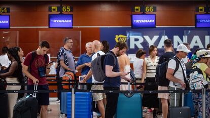 Pasajeros en los mostradores de Ryanair del aeropuerto Barcelona-El Prat.