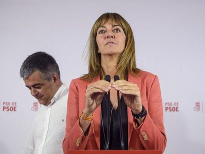 La candidata del PSE-EE a lehendakari, Idoia Mendia (d), durante su comparecencia esta noche en Bilbao para valorar los resultados de las eleccciones vascas celebradas hoy.