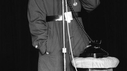 El humorista Miguel Gila, hablando por teléfono en una de sus actuaciones, en 1983.