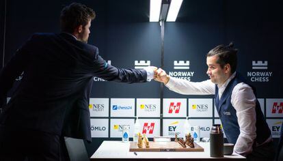 Ian Niepómniachi, sentado, saluda a Magnus Carlsen al inicio de su partida en el torneo Norway Chess de Stavanger (Noruega) en septiembre