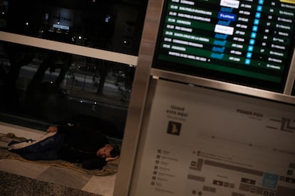 Un hombre duerme detrás de las pantallas de llegadas y salidas del aeropuerto Aeroparque de la Ciudad de Buenos Aires. Parte del fallo de la metodología de medición se debe a que se cree que se buscó a las personas durante la noche, tiempo en el que suelen ocultarse.