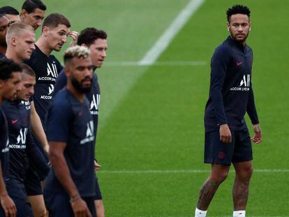 Neymar, en un entrenamiento reciente del PSG. En vídeo, declaraciones de Javier Bordas, directivo del FC Barcelona tras la reunión con el club francés este martes.