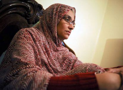 Aminetu Haidar, en su casa de El Aaiún tras su huelga de hambre en el aeropuerto de Lanzarote.