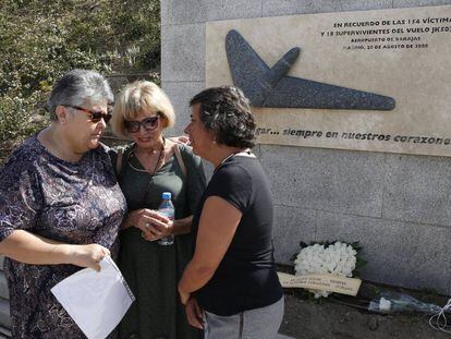 La presidenta de la Asociación de Afectados, Pilar Vera (i), conversa con dos mujeres en la ofrenda floral en Madrid.