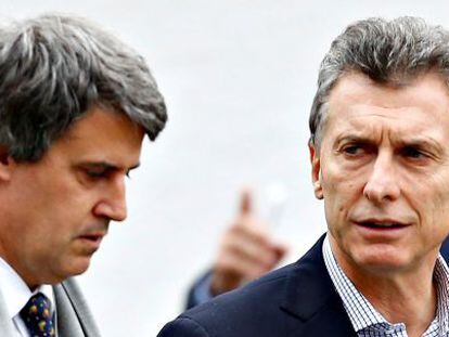El presidente argentino, Mauricio Macri (dcha) junto al ahora destituido ministro de Hacienda y Econom&iacute;a Alfonso Prat-Gay en una imagen de archivo.
