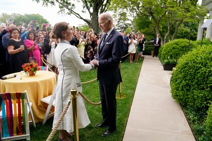 El presidente de Estados Unidos, Joe Biden, y Beatriz Gutiérrez Müller, esposa de su homólogo mexicano, Andrés Manuel López Obrador, este jueves en los jardines de la Casa Blanca.