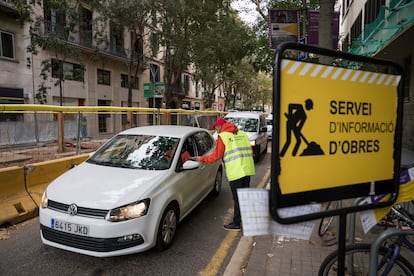 Un informador en la Calle Consell de Cent, esta mañana a primera hora.