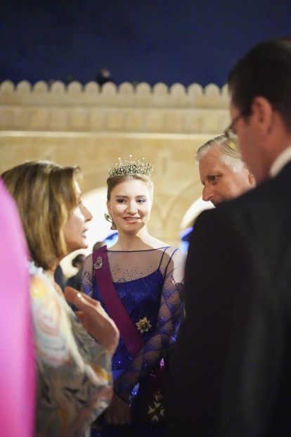 La presidenta de la Cámara de Representantes de Estados Unidos, Nancy Pelosi, fue otra de las políticas invitadas a la fiesta. En la imagen, charla con Isabel de Bélgica y su padre, el rey Felipe. 
