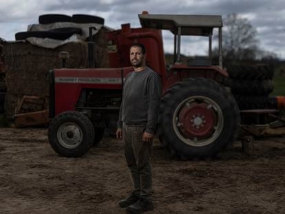 Josep Ball-Llosera, agricultor en Girona, posa junto a uno de sus tractores.