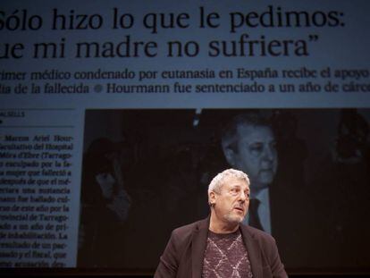 Hourmann, en un momento de 'Celebraré mi muerte' ante una proyección de la página de EL PAÍS del 4 de noviembre de 2009 que contaba su caso.