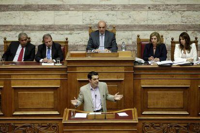 El l&iacute;der del partido de izquierda Syriza, Alexis Tsipras, se dirige al Parlamento griego en una sesi&oacute;n en julio, en Atenas.