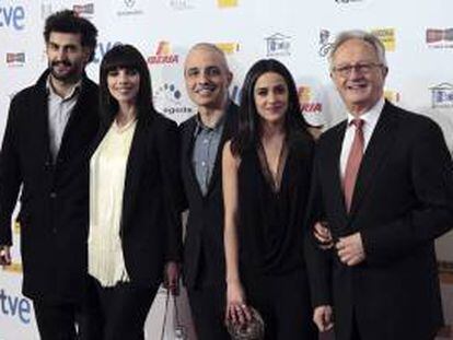 El equipo de la película "Blancanieves", su director Pablo Berger (c), el producto Ibon Cormenzana (i), y las actrices Maribel Verdú (2i), Macarena García (2d), entre otros, a su llegada a la ceremonia de entrega de la XVIII edición de los premios "Jose María Forqué" que se celebra hoy en los Teatros del Canal de Madrid.