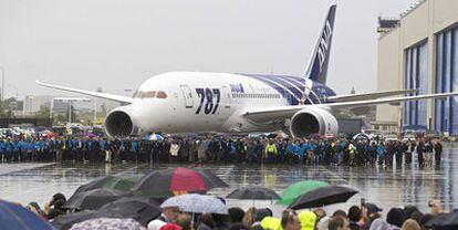 Empleados de Boeing rodean el B787 Dreamliner con los colores de ANA en la planta de Everett (Washington).