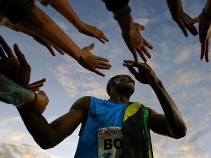 Bolt saluda a unos aficionados, el pasado junio.