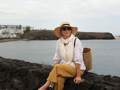 La abogada Irma Ferrer, delante del hotel Sandos Papagayo, en Yaiza (Lanzarote), el pasado junio.