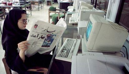 Una periodista lee el primer n&uacute;mero &#039;Bahar&#039;, en 2000, hoy perseguido.