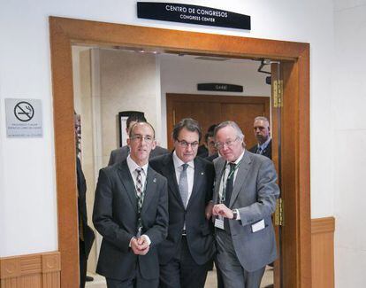 Artur Mas, entre Josep Piqué y el alcalde de Sitges, Miquel Forns.