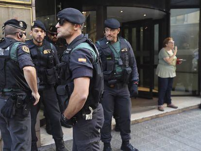 La Guardia Civil, durante el registro en Exteriores.