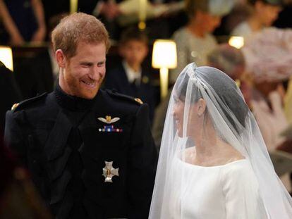 El príncipe Enrique de Inglaterra mira a Meghan Markle tras su llegada al altar de la capilla de San Jorge en el castillo de Windsor.