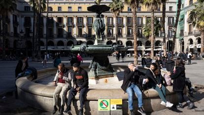 La fuente de la plaza Reial de Barcelona totalmente seca.