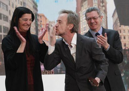 El actor Carlos Hipólito recibe su premio Villa de Madrid y lanza un beso a la presentadora, Rosa María Mateo.