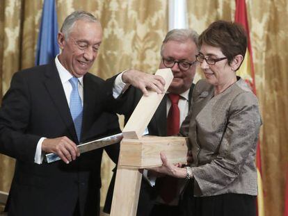Pilar del R&iacute;o recibe el reconocimiento a manos del presidente de Portugal y su Ministro de Cultura.
