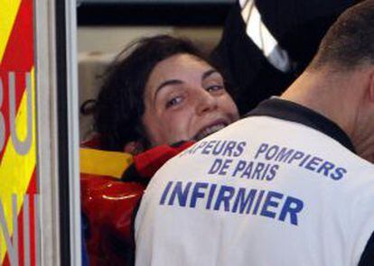 La periodista Edith Bouvier sonríe a su llegada a París este viernes.