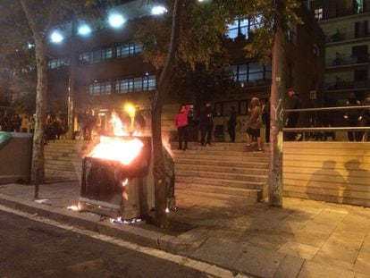 Un contenedor quemando en el barrio de Gràcia.