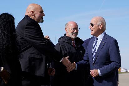 Joe Biden, saludando este jueves a John Fetterman, candidato demócrata a senador por Pensilvania.